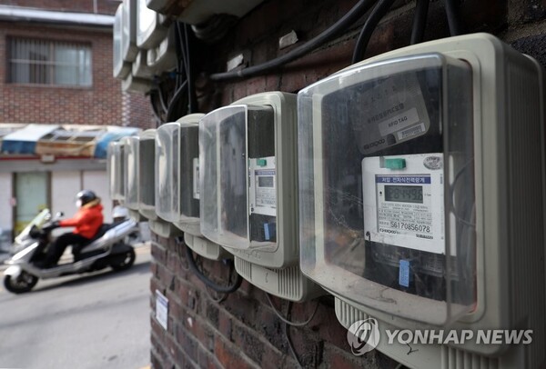 시내 한 건물에 전기 계량기가 나란히 설치돼 있는 모습. (출처: 연합뉴스)