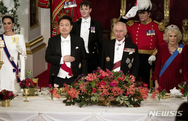 윤석열(왼쪽) 대통령이 21일(현지시각) 영국 런던의 버킹엄궁에서 열린 국빈 만찬에 참석해 찰스 3세 국왕 부부와 함께 국민의례를 하고 있다. (출처: 뉴시스)
