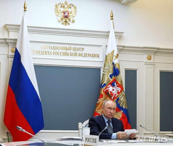 블라디미르 푸틴 러시아 대통령이 22일(현지시간) 러시아 모스크바에서 화상으로 열린 주요 20개국(G20) 정상회의에 참석했다. (출처: 뉴시스)