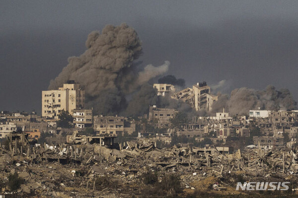 23일 가자 봉쇄철망 부근의 이스라엘 남부에서 바라본 모습으로 가자 도시에서 이스라엘 폭탄투하에 연기가 솟구치고 있다. (출처: 뉴시스)