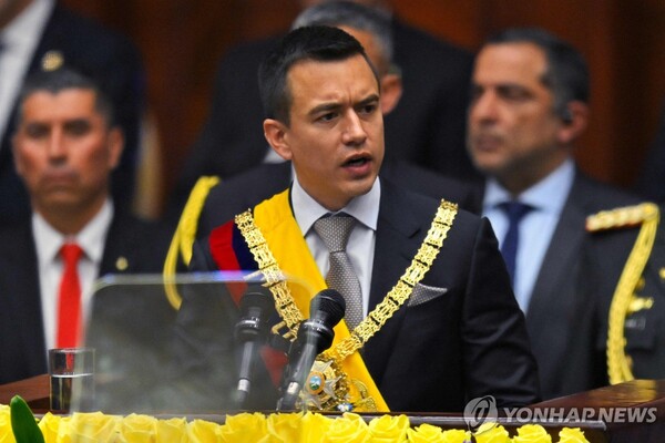 (출처: AFP, 연합뉴스)  다니엘 노보아 아신 에콰도르 대통령이 23일(현지시간) 수도 키토에 있는 국회의사당에서 대통령 취임 연설을 하고 있다.