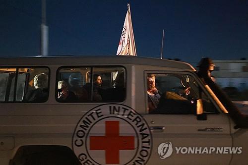하마스에 풀려난 인질들. (출처: 연합뉴스)