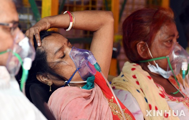[뉴델리=신화/뉴시스] 7일(현지시간) 인도 인디라푸람에서 신종 코로나바이러스 감염증(코로나19) 환자들이 산소 호흡기를 통해 산소를 공급받고 있다. 인도 보건부는 지난 24시간 동안 41만 4188명의 신규 확진자가 발생해 인도 코로나19 감염자는 2149만 1598명에 달했다고 밝혔다.