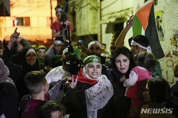 24일(현지시간) 팔레스타인 난민촌 발라타에서 이스라엘 당국으로부터 석방된 수감자 실 알 티티가 친구들과 가족들로부터 환영을 받고 있다. 이번 석방은 이스라엘과 하마스 사이 나흘간의 휴전협정 첫 날에 이뤄졌다. (출처: 뉴시스)