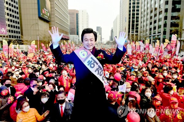 국가혁명당 허경영 대선 후보가 지난해 3월 8일 서울 청계천에서 거리 유세를 하고 있다. (출처: 연합뉴스)