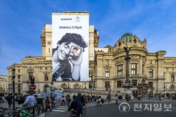 삼성전자가 파리의 명소 ‘오페라 가르니에’의 대형 옥외광고에 ‘갤럭시 Z 플립5’ 이미지와 함께 부산엑스포 로고를 함께 선보였다. (제공: 삼성전자) ⓒ천지일보 2023.11.26.