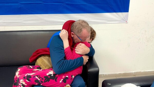 가자지구에서 50일 동안 인질로 잡혀 있던 에밀리 핸드가 25일(현지시간) 아버지와 재회하고 있다. (제공: 이스라엘군)