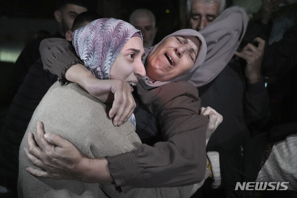 가족과 재회하는 석방 팔레스타인 수감자[수르바하르=AP/뉴시스] 25일(현지시각) 이스라엘로부터 석방된 팔레스타인 수감자(왼쪽)가 동예루살렘 인근 수르바하르의 집에 도착해 가족들과 재회하고 있다. 2023.11.26.