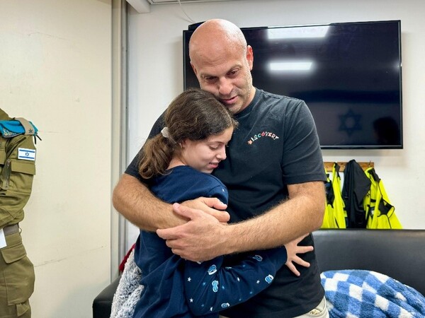 가자지구에서 50일 동안 팔레스타인 무장정파 하마스로부터 인질로 잡혀 있던 힐라 로템 쇼샤니(왼쪽)가 25일(현지시간) 일시휴전 중 풀려나 삼촌과 포옹하고 있다. (제공: 이스라엘군)
