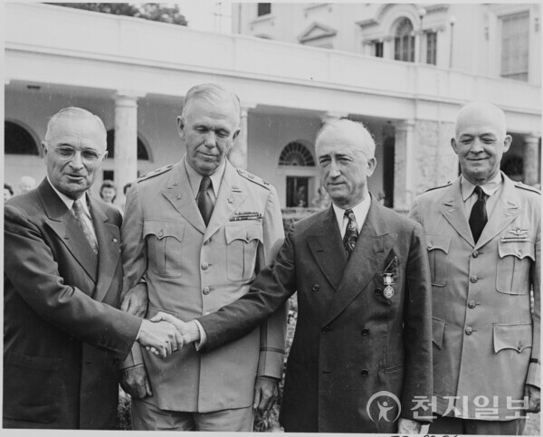 G_202108_역사칼럼_미국 대통령 트루먼(Harry Truman),  마샬 장군, 국무장관 번즈(James F. Byrnes), 아놀드 장군(Hap Arnold)(1945년 8월 백악관에서) ⓒ천지일보 2023.11.27.