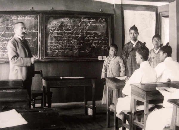 1903년 4월 6일 관립덕어학교에서 수업 중인 독일인 교사요한 볼야안(Johann Bolljahn) (제공: 문화재청) ⓒ천지일보 2023.11.27.
