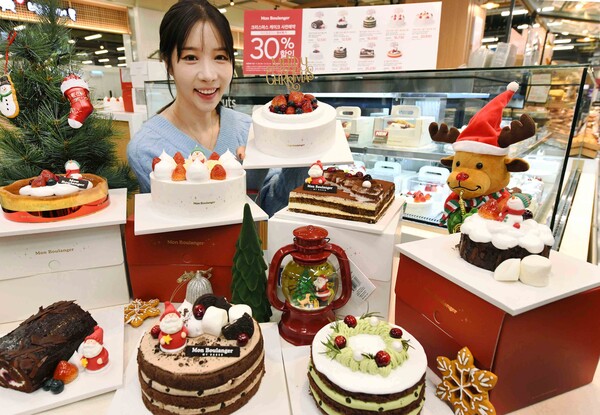 모델이 28일 홈플러스 메가푸드마켓 강서점에서 아동과 함께 홈플러스 몽블랑제 크리스마스 케이크를 선보이고 있다. (제공: 홈플러스)