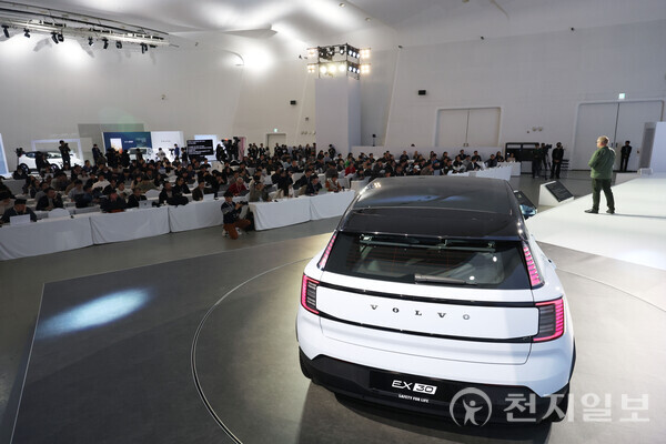 [천지일보=남승우 기자] 요아킴 헤르만손 볼보 EX30 제품 개발 리더가 28일 서울 중구 동대문디자인플라자에서 열린 ‘Volvo EX30 국내 최초 공개 미디어 이벤트’에서 차량을 소개하고 있다. ⓒ천지일보 2023.11.28.
