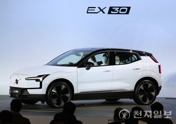 [천지일보=남승우 기자] 28일 서울 중구 동대문디자인플라자에서 열린 ‘Volvo EX30 국내 최초 공개 미디어 이벤트’에서 차량이 공개되고 있다. ⓒ천지일보 2023.11.28.