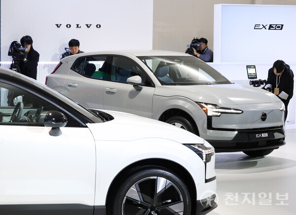 .[천지일보=남승우 기자] 28일 서울 중구 동대문디자인플라자에서 열린 ‘Volvo EX30 국내 최초 공개 미디어 이벤트’에서 취재진들이 전시된 차량을 살펴보고 있다. ⓒ천지일보 2023.11.28.