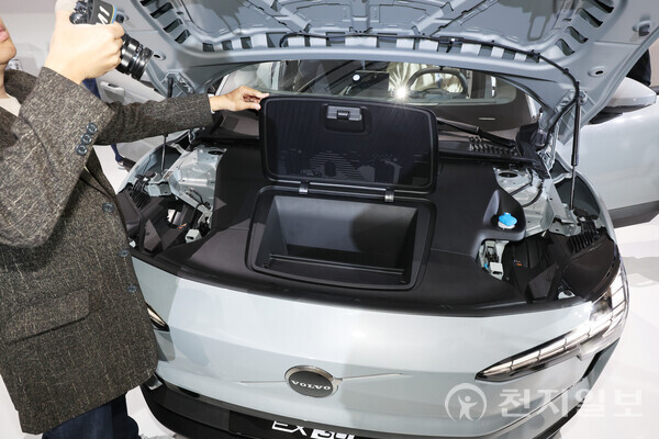 [천지일보=남승우 기자] 28일 서울 중구 동대문디자인플라자에서 열린 ‘Volvo EX30 국내 최초 공개 미디어 이벤트’에서 취재진들이 차량을 살펴보고 있다. ⓒ천지일보 2023.11.28.