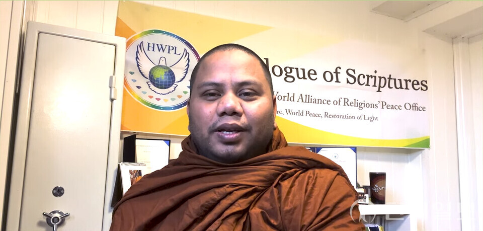 미얀마 승려인 아신 흐타바라가 HWPL과 인터뷰를 하고 있다. 그는 2016년 HWPL 홍보대사로 임명된 후 미얀마에 HWPL 평화 도서관을 설립하고 자국민을 대상으로 평화 캠페인을 진행 중이다.ⓒ천지일보 (제공: HWPL)