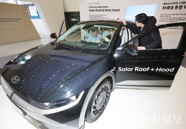 [천지일보=남승우 기자] 28일 서울 중구 동대문디자인플라자에서 열린 ‘2023 서울 기후테크 컨퍼런스’에서 현대자동차 부스를 찾은 관람객들이 차량 보닛에 설치된 ‘솔라 루프(solar roof)’ 시스템을 살펴보고 있다. ⓒ천지일보 2023.11.28.