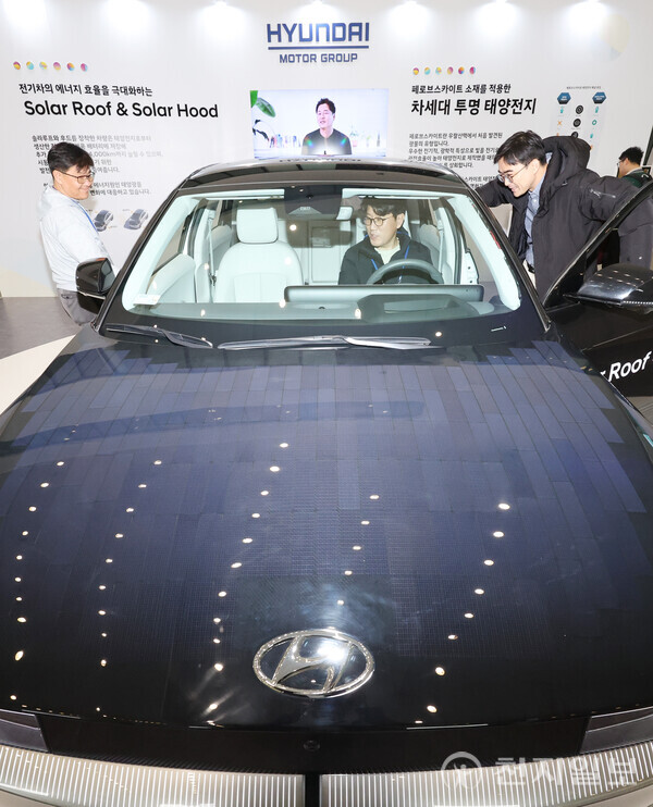 [천지일보=남승우 기자] 28일 서울 중구 동대문디자인플라자에서 열린 ‘2023 서울 기후테크 컨퍼런스’에서 현대자동차 부스를 찾은 관람객들이 차량 보닛에 설치된 ‘솔라 루프(solar roof)’ 시스템을 살펴보고 있다. ⓒ천지일보 2023.11.28.