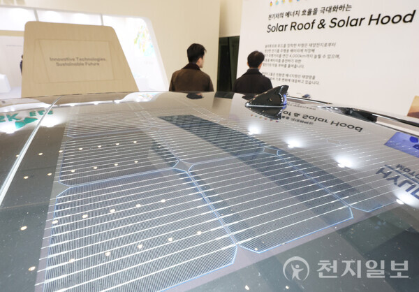 [천지일보=남승우 기자] 28일 서울 중구 동대문디자인플라자에서 열린 ‘2023 서울 기후테크 컨퍼런스’에서 현대자동차 부스를 찾은 관람객들이 차량 지붕에 설치된 ‘솔라 루프(solar roof)’ 시스템을 살펴보고 있다. ⓒ천지일보 2023.11.28.