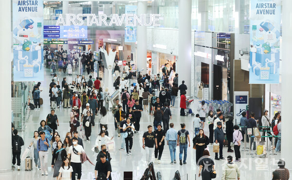 인천국제공항 제1여객터미널 면세점이 여행객들로 붐비고 있다. ⓒ천지일보 DB