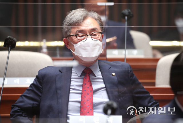 [천지일보=박준성 기자] 국민의힘 최재형 의원이 지난해 6월 14일 오후 서울 여의도 국회에서 열린 의원총회에 참석하고 있다.