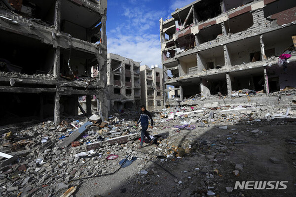 지난 28일 가자지구 가자시티 남동쪽에서 팔레스타인 주민들이 이스라엘 폭격으로 파괴된 집을 방문하고 있다. (출처: 뉴시스)