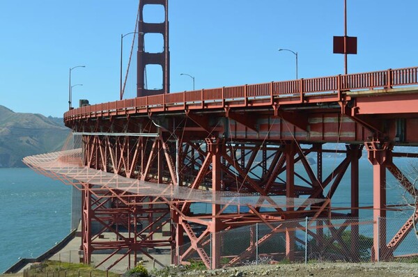 미국 캘리포니아주 샌프란시스코 금문교에 설치된 투신 방지용 철제 그물망. (출처: 금문교 고속도로교통국 홈페이지)