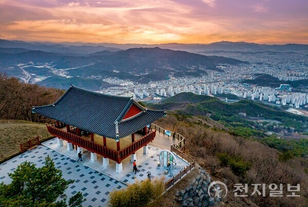대전 동구 식장산 정상부 전통누각 뒤로 붉은 노을이 운치있게 보이는 문화공원. (제공: 동구청) ⓒ천지일보 2023.11.29.