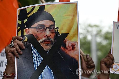 암살 표적이 된 미국 시민권자 쿠르파완 싱 파눈을 비난하는 인도 시위대.(출처: 연합뉴스)