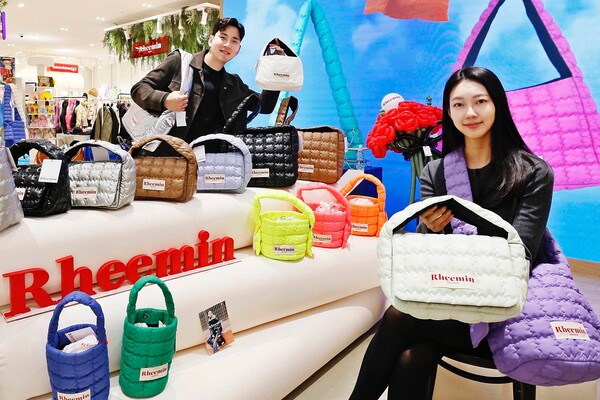 모델들이 갤러리아백화점 서울 명품관에서 리민 팝업 제품을 선보이고 있다. (제공: 한화갤러리아)