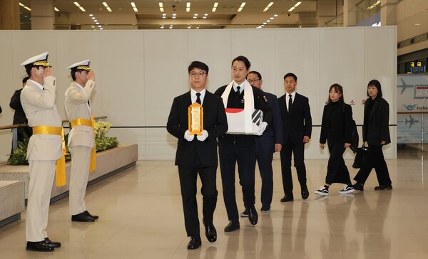 고 최병연씨의 유해가 3일 인천공항을 통해 국내로 봉환됐다. (출처: 연합뉴스)