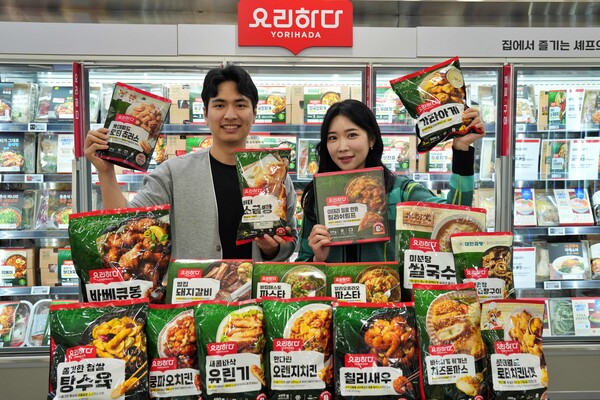 모델들이 롯데마트 제타플렉스 서울역점에서 요리하다 제품을 홍보하고 있다. (제공: 롯데마트)