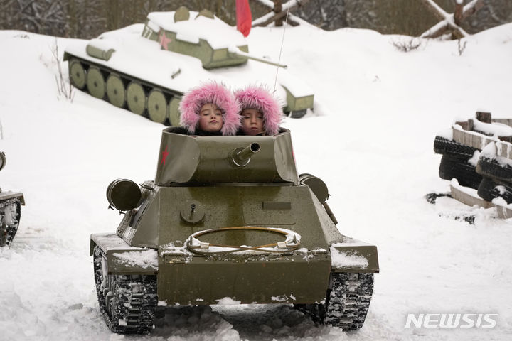 지난 2월 4일 러시아 상트페테르부르크 외곽의 가족 역사 탱크 공원에서 군사 역사 축제가 열린 가운데 어린이들이 2차 세계대전 당시 소련 탱크 모형을 타고 있다. (출처: 뉴시스)