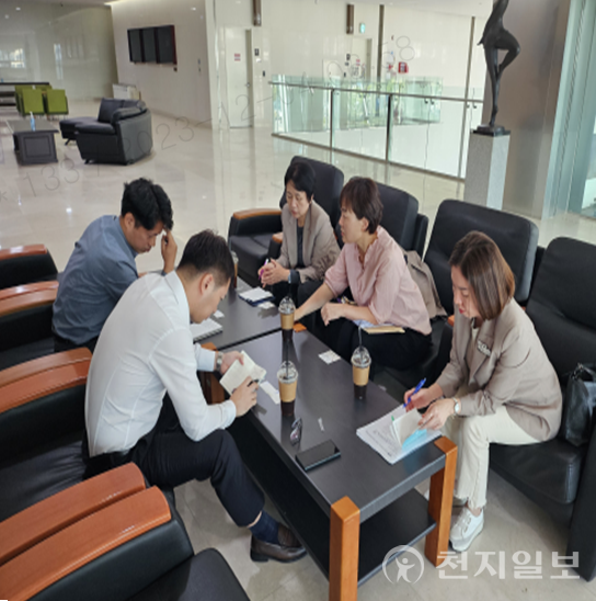 수원 새빛민원실 베테랑 공무원들이 지난 10월 한국전력공사 본사를 방문해 협의하고 있다. (제공: 수원시) ⓒ천지일보 2023.12.04.
