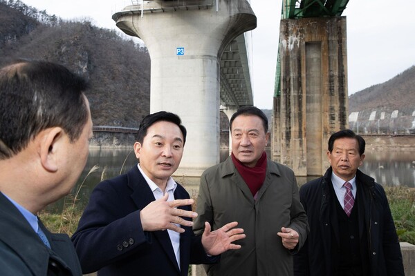 원희룡 장관(왼쪽 두번째)이 지난달 26일 충북 제천역을 찾은 가운데 현장을 둘러보고 있다. (국토교통부 제공)