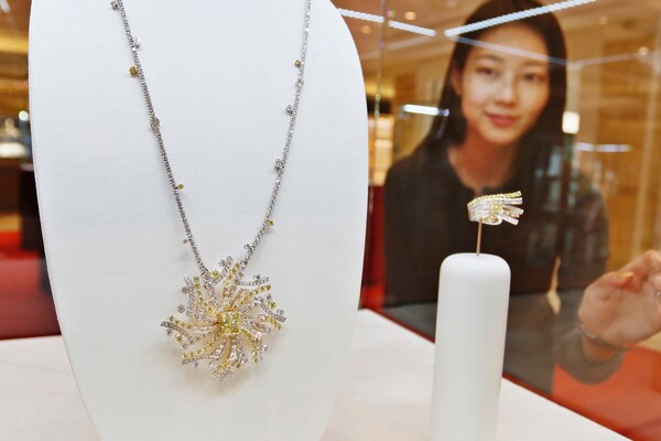 옐로우 다이아몬드 목걸이와 옐로우 다이아몬드 반지. (제공: 한화갤러리아)