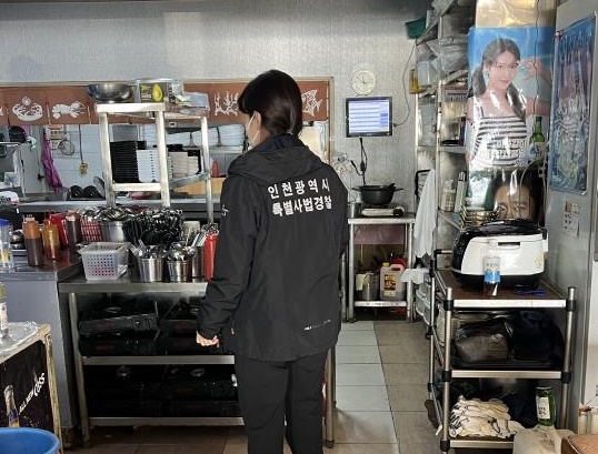  불법 영업을 한 음식점을 단속 중인 인천시 특별사업경찰(제공: 인천시) 