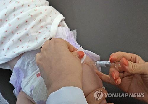 독감 접종하는 아기. (출처: 연합뉴스)
