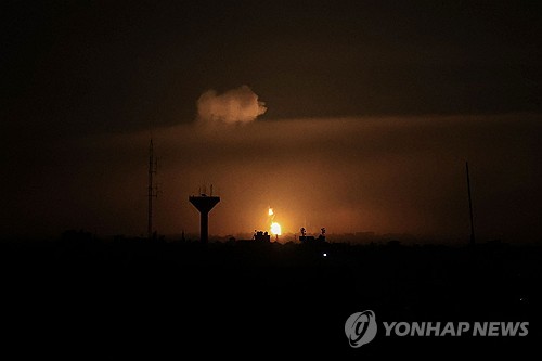 이스라엘군은 그들이 제거하려는 하마스 지도부 가운데 상당수가 가자지구 남부 칸 유니스에 은신해 있을 것으로 믿고 지상전 확대를 강행했다. 사진은 이스라엘군이 칸 유니스 인근 지역에 공습을 단행한 이후 불꽃이 치솟고 있는 모습 (출처: AFP, 연합뉴스)