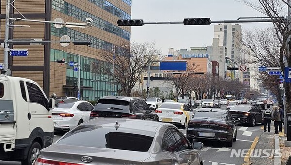 6일 오후 울산 일부 지역에 정전이 발생한 가운데 울산시청 앞 도로에 신호등이 꺼져 있다.（출처: 뉴시스)