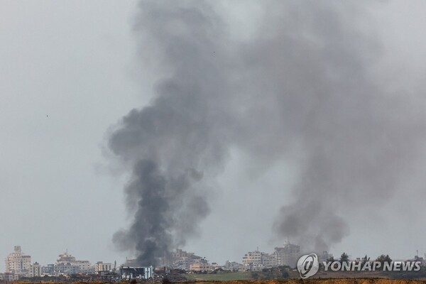 사진은 이스라엘군의 공습으로 검은 연기가 피어오르는 가자지구(출처: 로이터 통신, 연합뉴스)