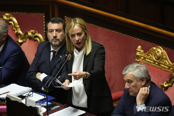 [로마=AP/뉴시스] 조르자 멜로니 이탈리아 총리가 2022년 10월 26일(현지시간) 로마 상원에서 새 내각에 대한 신임안 투표에 앞서 연설하고 있다.