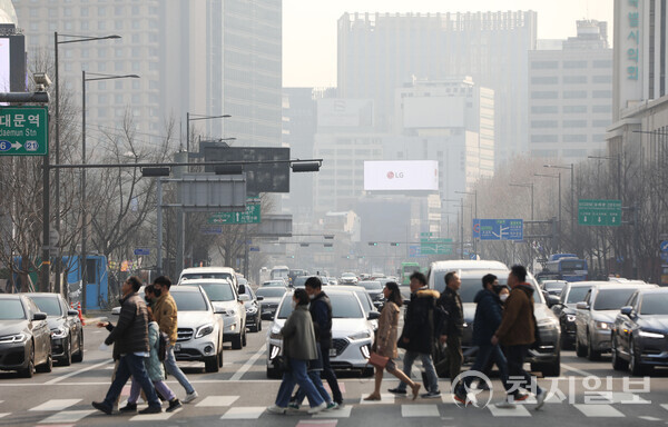 [천지일보=남승우 기자] 서울 종로구 광화문네거리에서 마스크를 쓴 시민들이 이동하고 있다. ⓒ천지일보
