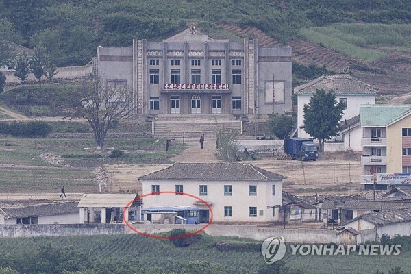 지난 5월 말 개성공단 인근에서 포착된 공단 통근용 버스 추정 차량의 모습. (출처: 연합뉴스)