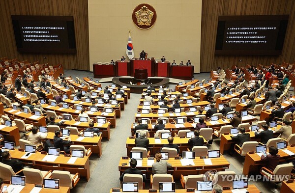8일 오후 국회에서 열린 본회의에서 '노조법 및 방송 3법' 등에 대한 재의의 건이 상정되고 있다. (출처: 연합뉴스)