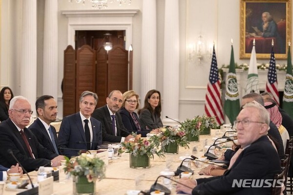 미 국무장관(왼쪽에서 세번째)과 아랍연맹 및 이슬람협력기구 회원국 외교장관들이 8일(현지시간) 회의하고 있다. 이날 회의는 미국이 유엔 안전보장이사회에서 가자 지구 즉각적 휴전을 거부한 뒤 열렸다. (출처: 뉴시스)