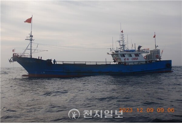 해양수산부(장관 조승환)가 9일 오전 10시쯤 전남 신안군 흑산면 홍도 남서방 65해리 해상에서 대한민국 수역 입어 관련 규정을 위반한 혐의가 있는 중국 자망어선 1척(148t)을 나포했다고 밝혔다. 사진은 해양수산부 서해어업관리단 어업지도선(무궁화 15호)이 나포한 중국 선박. (제공: 해양수산부 서해어업관리단) ⓒ천지일보 2023.12.09.