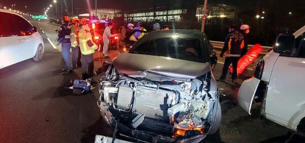 9일 오후 9시 39분께 인천공항요금소에서 노오지 분기점 방향 6㎞ 지점에서 4중 추돌사고가 발생해 5명이 병원으로 이송됐다. (출처:뉴시스)