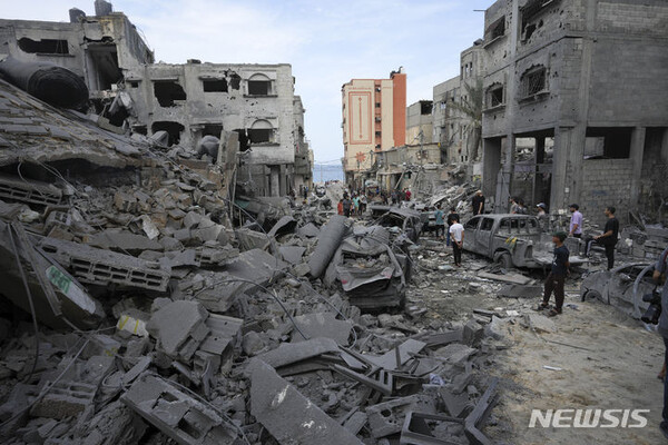 [가자지구=AP/뉴시스] 9일(현지시각) 팔레스타인 가자지구에서 팔레스타인 주민들이 이스라엘의 공습으로 파괴된 웨스트 모스크 잔해를 바라보고 있다. 2023.10.10.